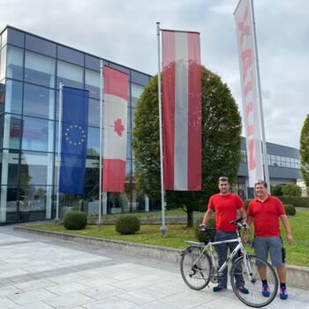zwei Mitarbeiter mit Fahrrad am Autofreien Tag
