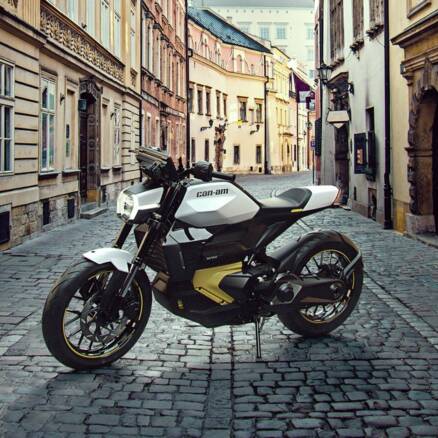 Abbildung des neuen E-Motorrads in der Stadt