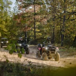 Can-Am Outlander fahrend in der Natur