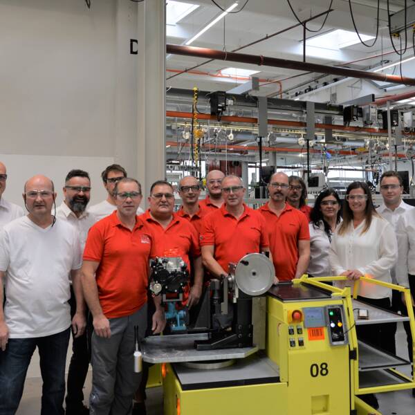 Gruppenfoto Rotax Mitarbeiter:innen in der Montage