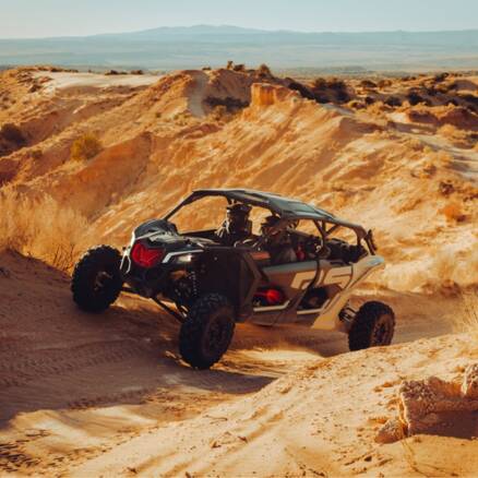 Can-Am fahrend auf Sand in WÜste