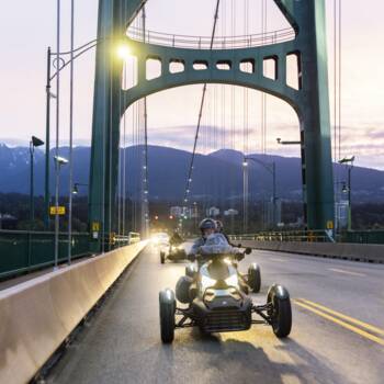 Zwwi Can-Am Ryker fahren in der Abenddämmerung über eine Brücke