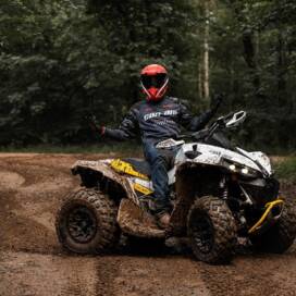 Can-Am ATV  driftend im Wald