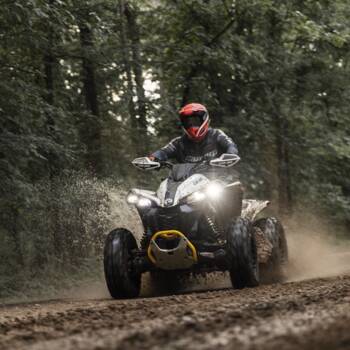 Can-AM ATV fahrend auf matschigem Untergrund mit Abblendlicht