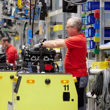 Mitarbeiter:innen am Arbeiten an der Montagelinie