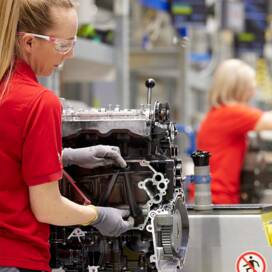 Drei Mitarbeiter:innen am Arbeiten in der Produktion