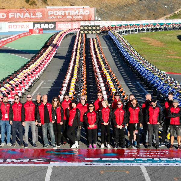 Teambild von BRP Rotax Mitarbeiter:innen auf der Rennstrecke