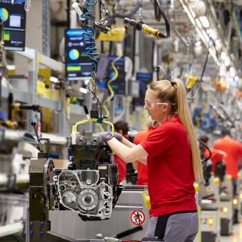 Mitarbeiter:in in der Produktionshalle während der Arbeit