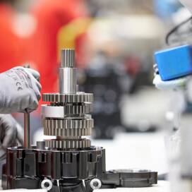 Arbeiten in der Produktion an einem Motor