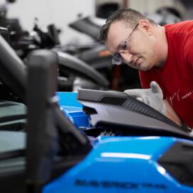Mitarbeiter arbeitet an Fahrzeug