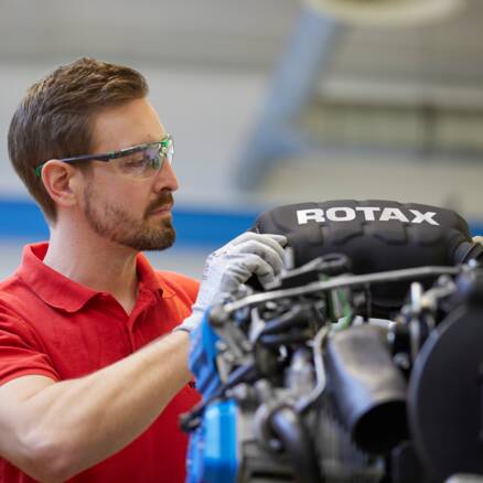 Mitarbeiter arbeitet an Motor