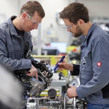 R&D Mitarbeiter sprechen über Teil