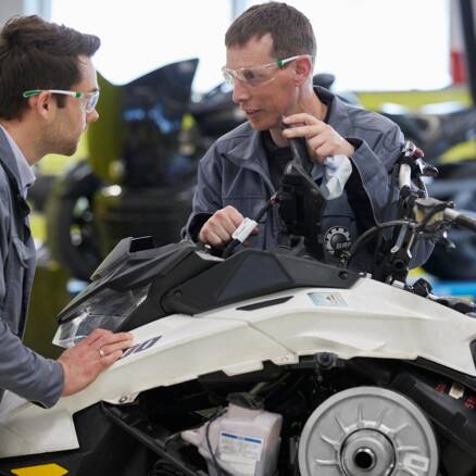 Zwei Mitarbeiter bei der Arbeit an einem Ski-Doo