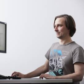 Mitarbeiter schaut auf Stücklisten am Computer