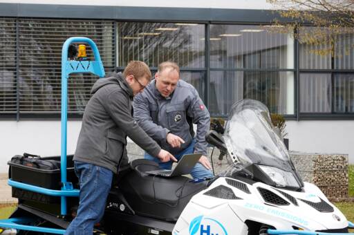 Zwei Mitarbeiter begutachten den Lynx HySnow
