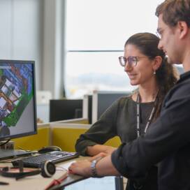 Zwei Mitarbeiter:innen bei der Arbeit in NTR