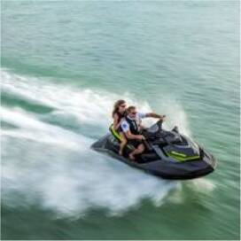 Zwei Personen auf einem SeaDoo im Wasser
