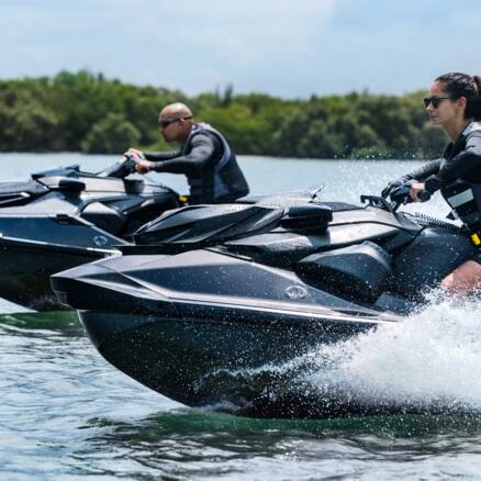 Zwei SeaDoos fahrend auf dem Wasser