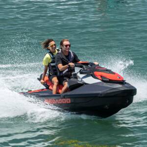 PWC von Sea-Doo mit Frau und Mann am Fahren