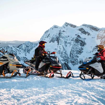 Drei SkiDoos im Bergpanorama