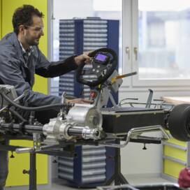Mitarbeiter bei Arbeit an E-Kart