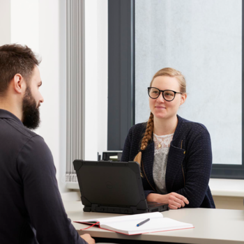 Meetingsituation zwischen zwei Mitarbeiter:innen