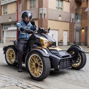 Can-Am Onroad auf der Straße in der Stadt mit Fahrer
