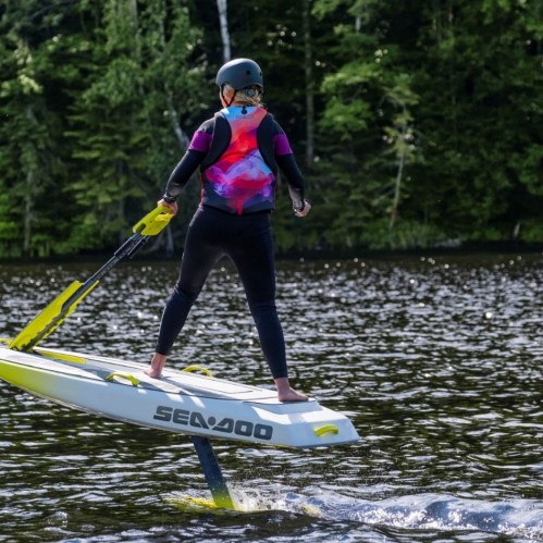 Abbildung von Sea-Doo Rise auf dem Wasser in Gebrauch
