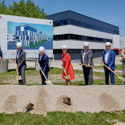 Gruppenbild vom Spatenstich für das neue R&D Gebäude aus dem Jahr 2022